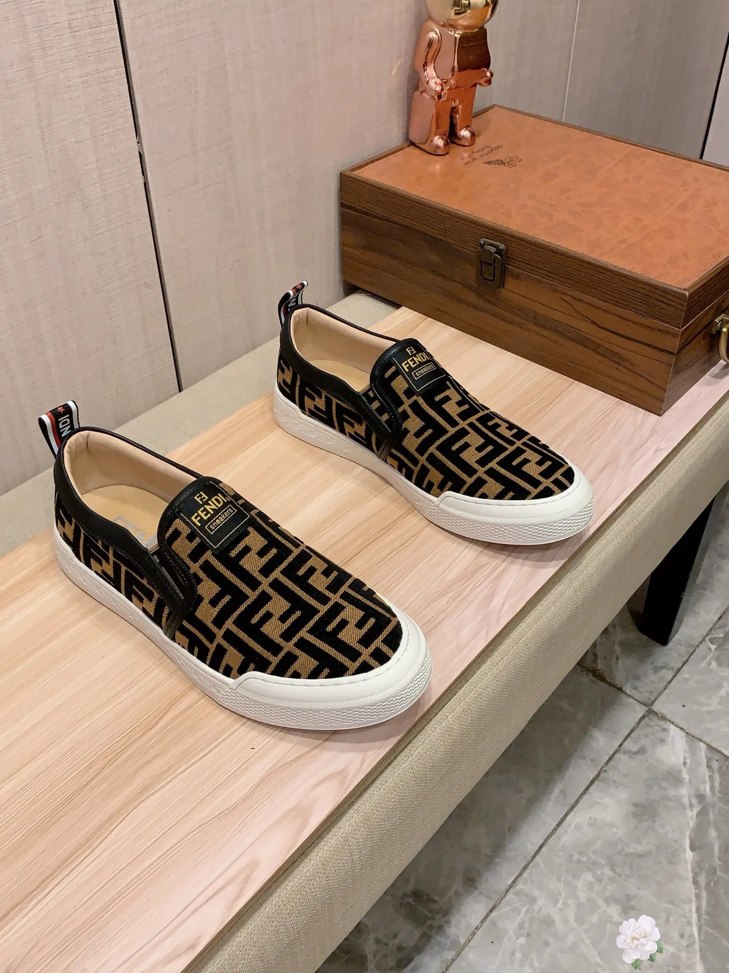 Men's men's shoes💰380💰💰🎩🎩[Lightning][Lightning] "FENDI*" The latest and most popular casual shoes, top brand [Seduce] luxury~purchase, top~quality. [Strong] The upper is made of imported breathable cloth fabric with cowhide material ➕ breathable sheepskin feet (•) and fine workmanship. The original stylish and stylish soft rubber wear-resistant and non-slip outsole is light and comfortable on the feet. The real thing looks better when photographed. No. 2291: code: 38-44, 3️⃣ colors selected